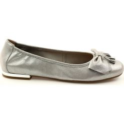 Szare Caprice balerinki buty damskie 22111 srebrne. Szare baleriny damskie Caprice, bez wzorów, ze skóry, bez obcasa. W wyprzedaży za 229.00 zł.