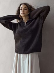 Prążkowany sweter ze stójką i krótkim zamkiem - dark grey jeans. Szare swetry klasyczne damskie Sinsay, l, z jeansu, bez kołnierzyka. Za 59.99 zł.