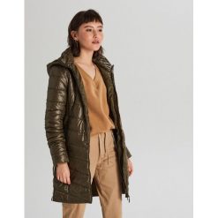 Pikowany płaszcz - Khaki. Brązowe płaszcze damskie Cropp, l, bez wzorów. Za 159.99 zł.