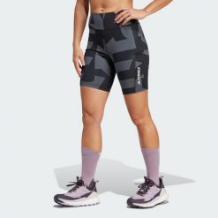 Szorty Terrex Multi 8-Inch Tight Printed. Czarne szorty damskie Adidas, bez wzorów, z materiału, sportowe. Za 279.00 zł.