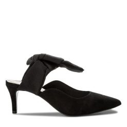 Klapki Gino Rossi. Czarne klapki damskie Gino Rossi, bez wzorów, bez obcasa. Za 449.99 zł.