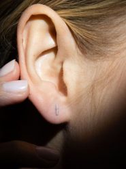 DIAMANTA Złote kolczyki-wkrętki z diamentami rozmiar: onesize. Szare kolczyki damskie DIAMANTA, z diamentem, złote. Za 651.13 zł.