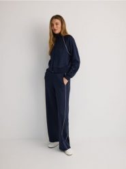 Rozpinana bluza ze stójką - granatowy. Niebieskie bluzy bez kaptura damskie Reserved, l, z dzianiny. W wyprzedaży za 69.99 zł.