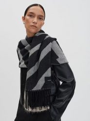 Someday Szal w kolorze czarno-szarym rozmiar: onesize. Czarne szaliki i kominy damskie Someday, bez wzorów, z materiału. Za 109.00 zł.