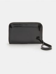 Mały lakierowany portfel - czarny. Czarne portfele damskie Sinsay, bez wzorów, z lakierowanej skóry. Za 29.99 zł.