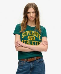 Superdry Dopasowana koszulka Varsity Flocked z 100% bawełny. Zielone t-shirty damskie Superdry., bez wzorów, z bawełny, bez ramiączek. Za 149.65 zł.