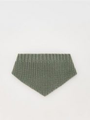 Bawełniany szalik - oliwkowy. Zielone szaliki dziecięce Reserved, z bawełny, bez ramiączek. W wyprzedaży za 22.99 zł.