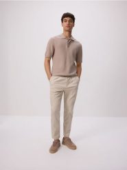Strukturalny sweter polo - beżowy. Brązowe swetry męskie Reserved, l, bez wzorów, z bawełny, bez kołnierzyka. W wyprzedaży za 79.99 zł.