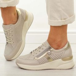 Beżowe skórzane ażurowe półbuty damskie Vinceza 95403. Brązowe półbuty damskie VINCEZA, w ażurowe wzory, z jeansu, biznesowe, z okrągłym noskiem, bez obcasa, na koturnie. W wyprzedaży za 215.10 zł.