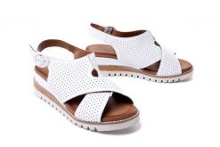 ARTIKER RELAKS 50C0846 biały, sandały damskie. Białe sandały damskie Artiker Relaks, bez wzorów, z gumy, bez obcasa, na koturnie. Za 152.94 zł.