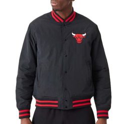 Kurtka uniwersalna męska New Era Nba Chicago Bulls Script. Czerwone kurtki męskie New Era, m, bez wzorów, klasyczne, bez kaptura. W wyprzedaży za 363.85 zł.