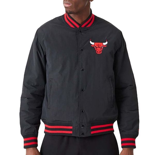 Kurtka uniwersalna męska New Era Nba Chicago Bulls Script. Czerwone kurtki męskie New Era, m, bez wzorów, klasyczne, bez kaptura. W wyprzedaży za 363.85 zł.