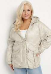 Beżowa Kurtka Pikowana z Kapturem i Kieszeniami o Pudełkowym Kroju Eravinna. Brązowe kurtki damskie Born2be, plus size, bez wzorów, z kapturem. Za 259.99 zł.