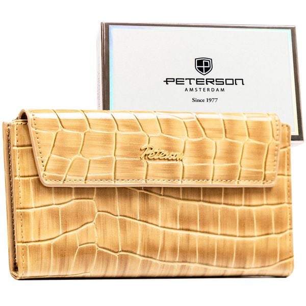 Portfel damski ze skóry ekologicznej w beżowym kolorze z tłoczeniem na wzór skóry krokodyla - Peterson. Brązowe portfele damskie Peterson, z aplikacjami, ze skóry ekologicznej. Za 94.99 zł.