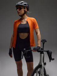 4F Legginsy krótkie rowerowe z żelową wkładką i szelkami damskie - czarne XL. Czarne legginsy damskie 4f, l, bez wzorów, z dzianiny. W wyprzedaży za 229.99 zł.