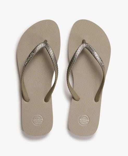 Superdry Klapki Core Metallic z gumowym paskiem i podeszwą z recyklingowanej. Brązowe klapki damskie Superdry., z gumy. Za 78.00 zł.
