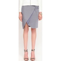 SPÓDNICA REGULARNA DAMSKA GŁADKA. Niebieskie spódniczki damskie TOP SECRET, bez wzorów, z dzianiny, eleganckie, asymetryczne. W wyprzedaży za 49.99 zł.