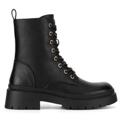 Botki DeeZee. Czarne botki damskie DeeZee, bez obcasa, na płaskiej podeszwie, bez zapięcia. Za 179.99 zł.