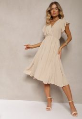 Beżowa Sukienka z Trójkątnym Dekoltem z Gumką w Pasie o Plisowanym Kroju Doetta. Brązowe sukienki damskie Renee, m, bez wzorów, eleganckie, bez kołnierzyka, bez ramiączek, midi, plisowane. W wyprzedaży za 63.99 zł.