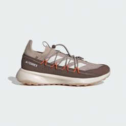 Buty Terrex Voyager 21 Travel. Białe obuwie do biegania damskie Adidas. Za 439.00 zł.
