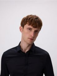 Gładka koszula super slim fit - czarny. Czarne koszule męskie Reserved, l, bez wzorów, z bawełny, bez kołnierzyka, bez ramiączek. W wyprzedaży za 79.99 zł.