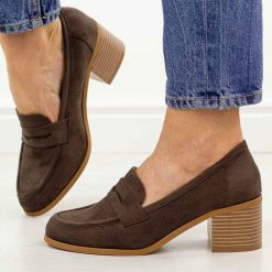 D.Brązowe mokasyny damskie na obcasie M.Daszyński 2201D-3A. Brązowe mokasyny damskie M.Daszyński, ze skóry. Za 169.00 zł.