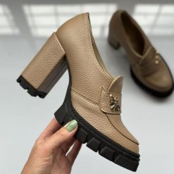 Polskie mokasyny damskie na słupku, loafersy Deoni toffi groch D207a. Brązowe mokasyny damskie Deoni, ze skóry. Za 299.00 zł.