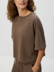 Krótki t-shirt z raglanowymi rękawami - brązowy. Brązowe t-shirty damskie Reserved, l, bez wzorów, z bawełny, bez kołnierzyka. Za 59.99 zł.