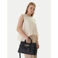 Torebka Guess. Czarne torebki klasyczne damskie Guess, z aplikacjami, bez dodatków. Za 411.99 zł.