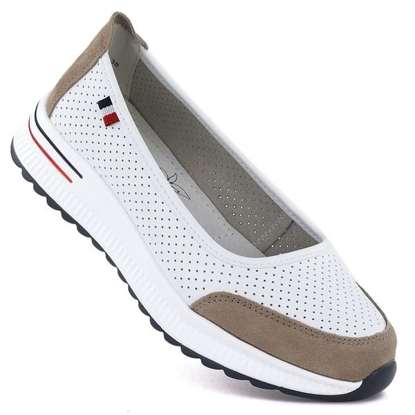 Skórzane baleriny na grubej podeszwie ażurowe białe Jezzi 7815. Białe baleriny damskie Jezzi, w ażurowe wzory, ze skóry, bez obcasa. Za 169.99 zł.