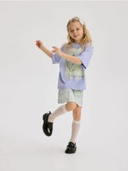 Luźny t-shirt z nadrukiem - niebieski. Niebieskie koszulki dziewczęce Reserved, bez wzorów, z bawełny, bez ramiączek. Za 39.99 zł.