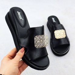 Klapki na platformie czarne z ozdobą Jezzi 2267. Czarne klapki damskie Jezzi, z aplikacjami, ze skóry ekologicznej, bez obcasa, na platformie. Za 149.99 zł.