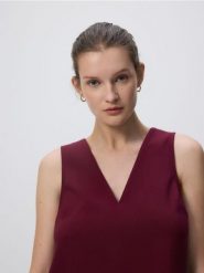 Sukienka mini z falbaną - bordowy. Czerwone sukienki damskie Reserved, l, bez wzorów, z tkaniny, bez kołnierzyka, bez ramiączek, mini. W wyprzedaży za 35.99 zł.