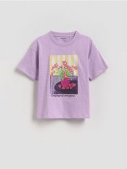 T-shirt z aplikacją - lawendowy. Fioletowe koszulki dziewczęce Reserved, z aplikacjami, z bawełny, bez ramiączek. Za 32.99 zł.