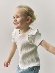 Prążkowany t-shirt z falbankami - złamana biel. Koszulki dziewczęce Reserved, m, bez wzorów, z bawełny, bez ramiączek. Za 25.99 zł.