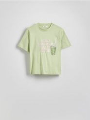 T-shirt z haftem - jasnozielony. Zielone t-shirty damskie Reserved, l, bez wzorów, z bawełny, bez kołnierzyka. W wyprzedaży za 27.99 zł.