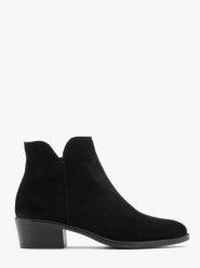 Czarne botki INEZ. Czarne botki damskie Ryłko, ze skóry, z okrągłym noskiem, bez obcasa, na obcasie, bez zapięcia. Za 399.99 zł.