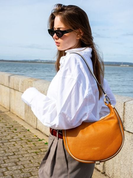 Victor & Hugo Paris Skórzana torebka "Dolce" w kolorze karmelowym - 28 x 22 x 8 cm rozmiar: onesize. Brązowe torebki klasyczne damskie Victor & Hugo Paris, bez wzorów, z materiału, bez dodatków. Za 314.01 zł.