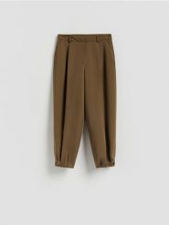 Spodnie balloon z zakładkami - oliwkowy. Zielone spodnie materiałowe damskie Reserved, bez wzorów, z tkaniny. Za 139.99 zł.