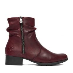 Botki Rieker. Czerwone botki damskie Rieker, bez obcasa, na płaskiej podeszwie, bez zapięcia. Za 399.99 zł.