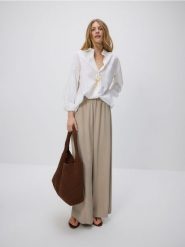 Pleciona torebka hobo - brązowy. Brązowe torebki klasyczne damskie Reserved, bez wzorów, ze skóry, bez dodatków. W wyprzedaży za 179.99 zł.
