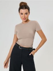 Koszulka z marszczeniem po bokach - kremowy. Białe t-shirty damskie Sinsay, l, bez wzorów, bez kołnierzyka. W wyprzedaży za 15.99 zł.
