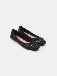 Baleriny - czarny. Czarne baleriny damskie Sinsay, bez wzorów, bez obcasa. W wyprzedaży za 27.99 zł.