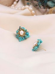 Pierres de Jade Pozłacane kolczyki-wkrętki z perłami i turkusami rozmiar: onesize. Białe kolczyki damskie Pierres de Jade, z perłą, pozłacane. Za 39.99 zł.