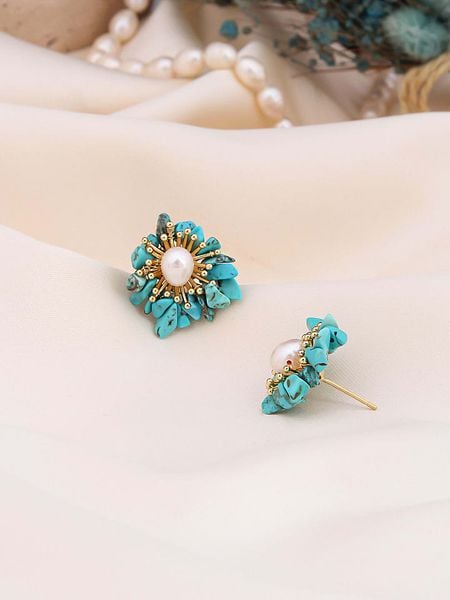 Pierres de Jade Pozłacane kolczyki-wkrętki z perłami i turkusami rozmiar: onesize. Białe kolczyki damskie Pierres de Jade, z perłą, pozłacane. Za 39.99 zł.