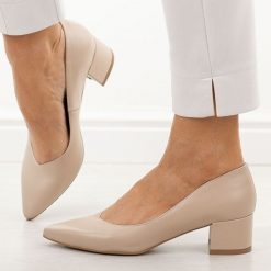 Beżowe s128 skórzane Polskie czółenka damskie na obcasie Prestige 2235/obl. Brązowe czółenka damskie Prestige, bez wzorów, z materiału, bez obcasa, na obcasie. Za 419.00 zł.