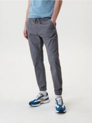 Spodnie jogger - szary. Szare spodnie materiałowe męskie Sinsay, bez wzorów, z bawełny. Za 49.99 zł.