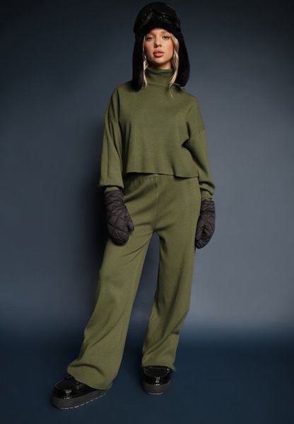 Zielony Komplet Dzianinowy z Wiskozą Spodnie o Szerokim Kroju Góra z Golfem Norathira. Zielone spodnie materiałowe damskie Renee, bez wzorów, z dzianiny, eleganckie. Za 139.99 zł.