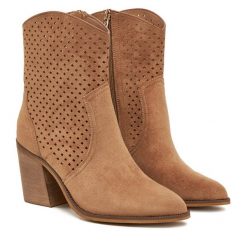 Botki DeeZee. Brązowe botki damskie DeeZee, bez obcasa, na słupku, bez zapięcia. Za 169.99 zł.