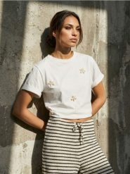 Bawełniana koszulka z ozdobnymi muszelkami - kremowy. Białe t-shirty damskie Sinsay, l, bez wzorów, z bawełny, bez kołnierzyka. Za 29.99 zł.